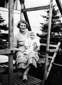 Květa Dostálová with her mother, Marie Olbrichová / Klimkovice / 1934