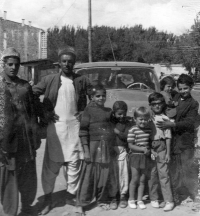Květa Dostálová's children with the residents of Kabul / Afghánistán / 1967