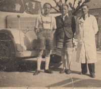 Otec Friedrich Weismann jako řidič autobusu (vpravo), 30. léta 20. století
