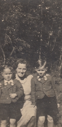 Matka Katarina Weismann s bratry Friedrichem a Valterem, 40. léta 20. století