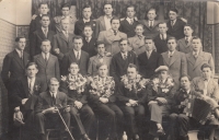 Otec Friedrich Weismann (vpravo nahoře) jako rekrut československé armády, 30. léta 20. století