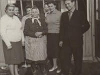 Jaroslav Vašek s přáteli, uprostřed je paní Ondryášová, porodní bába, která přivedla na svět řadu obyvatel Prostřední Bečvy.