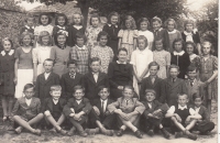 Neveklov, school class, Jaroslav in the middle (6th from the left, middle row)