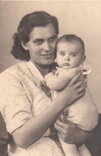 Jaroslava with her daughter in 1949