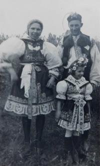 Rodiče s dcerou Annou během slavnosti ke sjednocení tělovýchovy v roce 1946 v Moravičanech