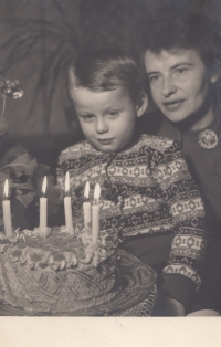 Matka Bohumila Karpašová, rozená Kosinová, se svým synem Romanem Karpašem