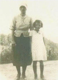 Květa Řehořková with her mother, Křížlice, 1940