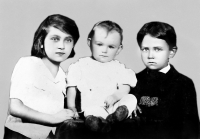 Leonid Dohovič (right) in a picture from the Second World War with his sisters