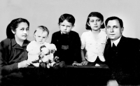 Leonid Dohovič (middle) in a picture from the period of the Second World War with his father and sisters, the picture comes from the period around 1940