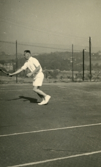 Tatínek Karel Müller při tenisu, klub Praha-Břevnov, 30. léta