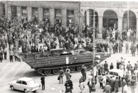 Těžká vojenská obrněná technika projíždí libereckým náměstím Bojovníků za mír (dnes Edvarda Beneše), 21. srpna 1968