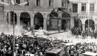 Tragická chvíle okupace v Liberci. Tank na libereckém náměstí Bojovníků za mír (dnes Edvarda Beneše), kde předtím zemřeli lidé. Na místo přijíždějí hasiči, 21. srpna 1968