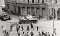 Tragická chvíle okupace v Liberci. Tank na libereckém náměstí Bojovníků za mír (dnes Edvarda Beneše), kde předtím zemřeli lidé, 21. srpna 1968
