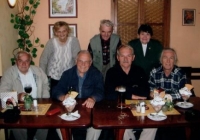 Václav Toužimský (vpravo) na rodinné oslavě, po r. 2000