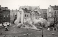 Dům na libereckém Šaldově náměstí při odstřelu v 70. letech 20. století