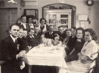 Wedding of the Řeháks in 1949 in the Škarvan family's apartment in Neveklov (Jaroslava on the right, husband opposite, next to Jaroslava her sister Marie)
