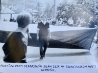 august 1968 - roztiahnutá československá zástava na moste v Trenčíne, ktorá zastavila bulharské tanky