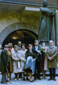 Anna Röschová s budoucím manželem Ludvíkem Röschem a jeho rodiči u příležitosti jeho promoce roku 1978