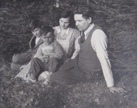 Luděk Štipl s rodiči (Josef a Blažena) a bratrem Ctiradem, Střítež, 1953
