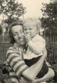 Františka Macháčková from Kaznějov, grandmother of Eva Galleová with her brother Pavel, 1936