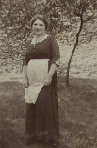 Marie (Mařenka) Rottová, grandmother of Eva Galleová from her mother's side, Kožlany 1915