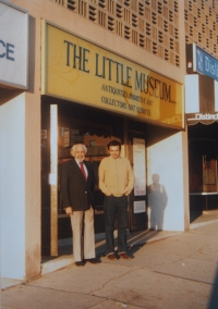 L. Štipl před obchodem s panem Ogdenem, Toronto, 1980