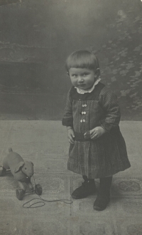 Maruška Rottová, mother of a witness, as a three-year-old photographer, 1919