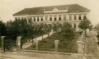 Škola v Mirovicích; 1925