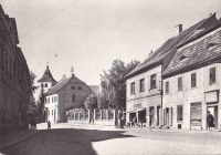Příchod ke škole v Mirovicích; 1926