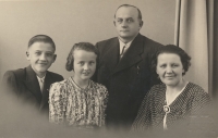 Věra s bratrem a rodiči, 1938