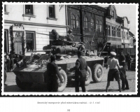 Američané před radnicí v Mirovicích; 9. května 1945
