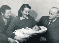 Jan Skrbek s maminkou Věrou a jejími rodiči, 1953