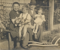 Se sestrou Evou a prarodiči Špikovými, 1957