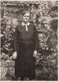 Babička Anna Kosinová, roz. Horáková, Pardubice Na Třísle, 1935.