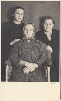 From left to right – her mother, aunt, and great-grandmother, 1939