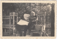 Babička Anna Kosinová, roz. Horáková, s Věrou Styblíkovou na zahradě u kulečníkové dílny, Pardubice, 1936.