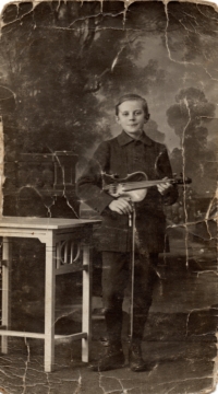 Líc pohlednice - otec František Kosina s houslemi píše svému otci Františku Kosinovi na frontu, Pardubice, 30. 1. 1916. 