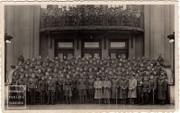 Skupinové foto záložní jednotky z Pardubic - otec František Kosina byl jejím členem, divadlo Pardubice, 28. 10. 1936.