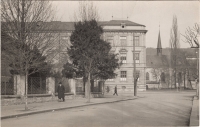 Kostel Zvěstování Panny Marie, v popředí děda František Kosina, Pardubice, 1950.