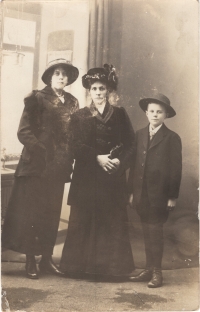 Zleva - prateta Františka Hrdá, roz. Kosinová, babička Anna Horáková, otec František Kosina, Pardubice, 1913.