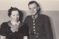Máma Růžena Krejčová a táta František Kosina, Pardubice, 1933.