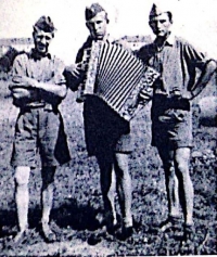 Milan Kajan (vpravo) – fotografia z čias vojenskej služby v útvaroch PTP (1951)