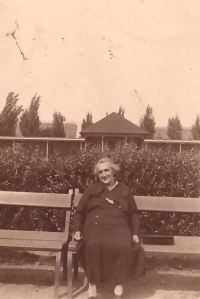 Cecílie Grossmann, babička pamětnice, v parku ve znojemské kolonce, 30. léta. Zahynula po deportaci do Treblinky 1942.