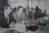 Oslava 25. výročí vzniku firmy Inženýrské a průmyslové stavby, Ivo Beneš uprostřed, 1976
