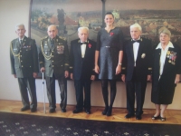 Zřejmě na Ministerstvu obrany, zleva: Josef Svoboda, Václav Kuchynka, Miroslav Masopust, Emil Boček, Božena Ivanová