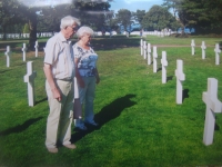 Josef Svoboda se svou družkou v Normandii