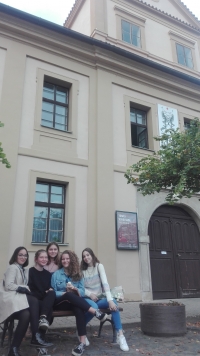 Students team in front of the house of Mrs Rita Vosolsobě