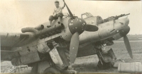 Prohlížení německého letadla v roce 1942