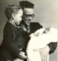 Václav Bedřich v roce 1959 s oběma syny 