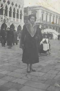 Greta Stern, teta pamětnice, v Benátkách 1936/1937. Zahynula po deportaci do Rigy roku 1942.